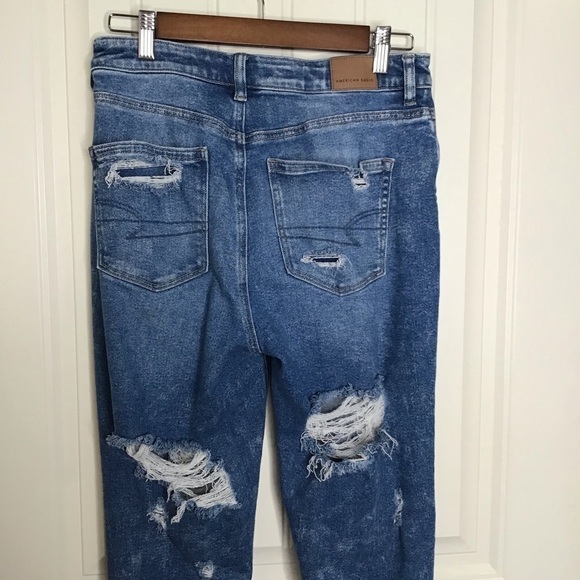 American Eagle Ripped Mom Jeans Size 4. - Picture 6 of 10